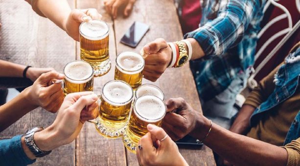 Genuss im Biergarten – Belastung für die Zähne? Was Alkohol und Snacks wirklich im Mund auslösen