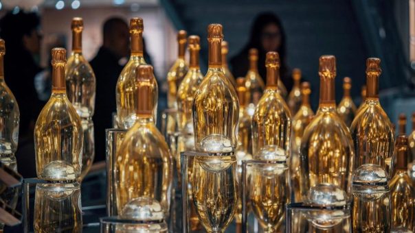 Weisswein und Schaumwein gewinnen deutlich