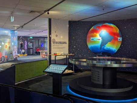 Erste OmniGlobe-Lieferung nach Australien: Scitech erweitert immersive Wissenschaftskommunikation