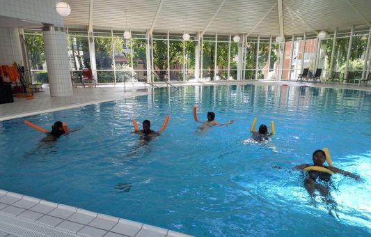 Schwimmkurs im Passauer Wolf Bad Gögging stärkt Gesundheit, Integration und Teamgeist