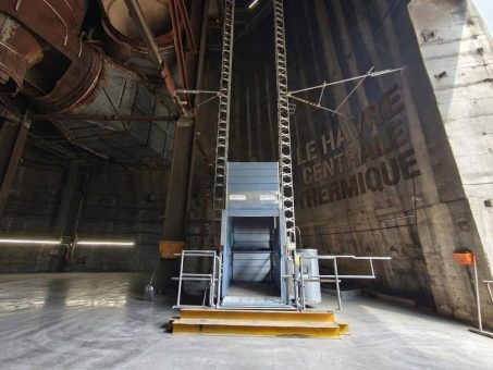 GEDA Transportbühne unterstützt Rückbauarbeiten an historischem Schornstein in Le Havre