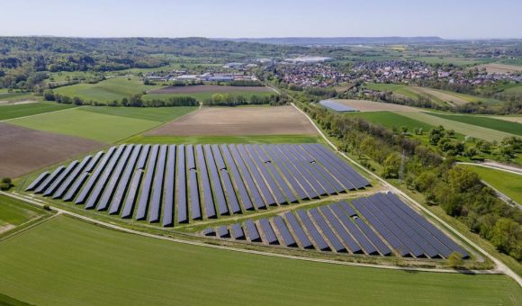 195 Bürgerinnen und Bürger investieren in Schwäbisch Halls größte Photovoltaikanlage