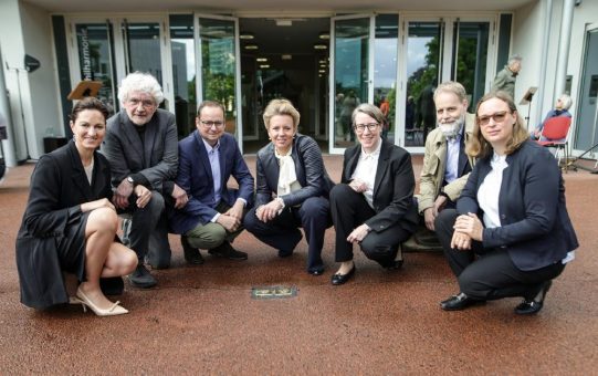 Stolpersteine vor der Philharmonie Essen erinnern an früheren Konzertmeister der Essener Philharmoniker und dessen Tochter