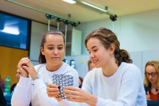 Mannheim: Mit Experimenten machen Coaches bei Explore Science und an Humboldt-Schule Lust auf Technikberufe