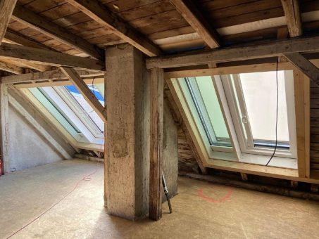 Dachschiebefenster statt Gaube im Münchner Glockenbachviertel:  Maßgeschneiderte Lösung für den Dachspitz-Ausbau im Sinne des Denkmalschutzes