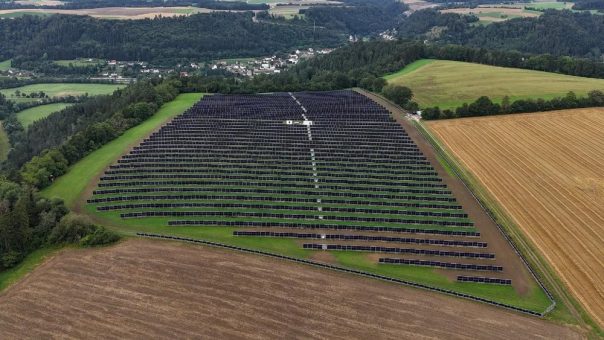 Next2Sun stellt neues vertikales Montagesystem Fields2Sun Max für große Photovoltaik-Kraftwerke vor