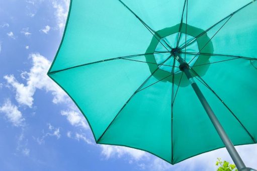 TÜV SÜD erklärt, worauf bei Sonnenschirmen zu achten ist