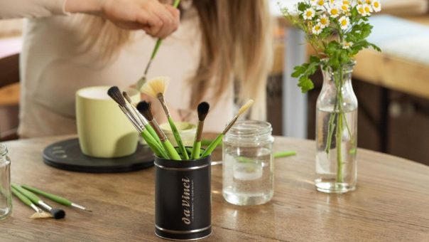 Keramik kreativ gestalten: Neues Pinselset unterstützt den DIY-Trend rund um individuelles Keramikdesign