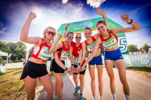 Sommerfest-Atmosphäre vor dem Kurhaus bei der RUN5 TEAMSTAFFEL in Wiesbaden