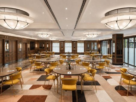 Sonnengold trifft Walnut: HSBB:mott® stattet den Tagungsbereich des Hotel Bristol Berlin komplett aus