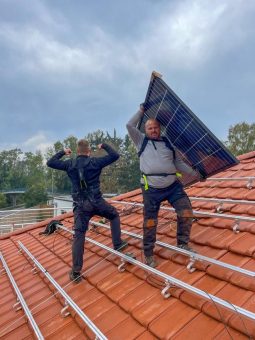 Rückenentlastung für die Energiewende: hTRIUS bringt das BionicBack Exoskelett in die Solar- und Photovoltaikbranche