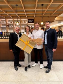 Kasten12 in Falkenberg zeigt, wie Holzbau Tradition und moderne Gastronomie verbindet