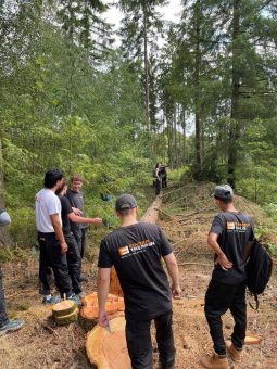 FingerHaus-Auszubildende pflegen den FingerForst – trotz Sommerhitze
