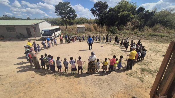 Gemeinsam Hoffnung schenken: Spielplatzbau in Sambia