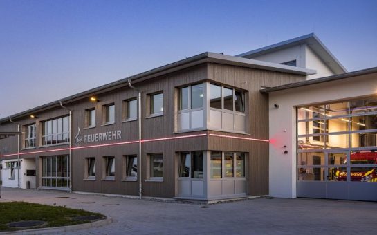 Modernes Blaulichtzentrum Westhausen setzt auf nachhaltige Holzfassade