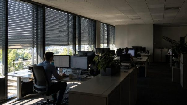 Das Jalousien-Paradox im Büro: Warum Sonnenschutz im Sommer die Lichtqualität am Bildschirmarbeitsplatz unbemerkt verändert