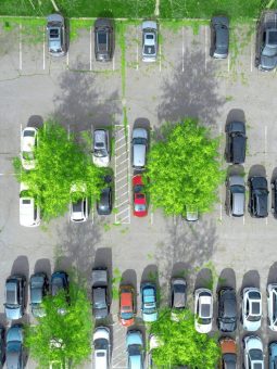 Mehr Platz für Wohnen, Grün und Mobilität: Studie fordert Umdenken bei Parkraumnutzung