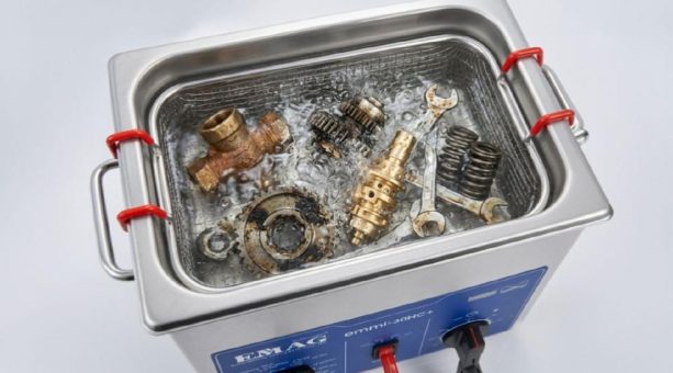 Warum Metallteile schwergängig werden: Versteckte Ablagerungen erkennen und mit gründlicher Reinigung die Leichtgängigkeit erhalten