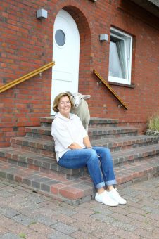 Butjadingen: Lesung mit Bestsellerautorin Dora Heldt in Tossens – „Zwischen Gut und Böse: Sönnigsens letzter Fall“