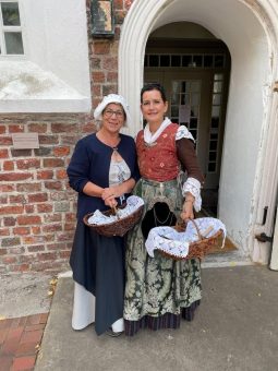 Krummhörn-Greetsiel: Historische Ortsführung in Greetsiel: Mit Daje und Geeske auf Zeitreise durch Ostfriesland