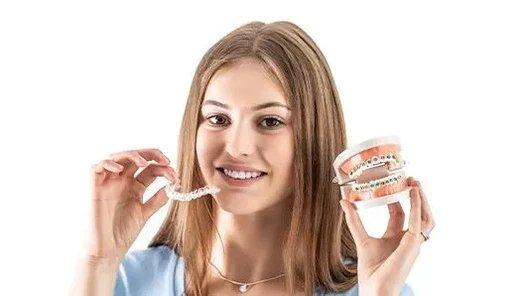 Invisalign oder klassische Zahnspange? Unterschiede, Vorteile und die richtige Zahnpflege für dein neues Lächeln