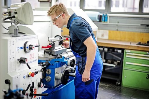 Präzision für den Nachwuchs: Mubea modernisiert die Ausbildung mit zwei KNUTH V-Turn 410 Pro