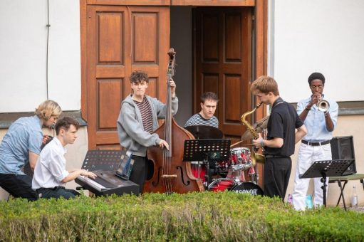Petrus meint es gut mit Kloster Irsee: Bürgerfest zum 45. Jubiläum findet unter wolkenlosem Himmel statt