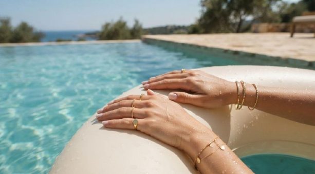 Warum Schmuck im Sommer matt wird: Ursachen, unsichtbare Rückstände und wie du den Glanz deiner Lieblingsstücke bewahrst.