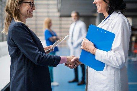 Von der Anmeldung bis zur Abrechnung: Diese Umschulung macht Sie zum Klinik-Allrounder