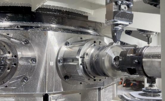Über den traditionellen Transfer hinaus: Integration und Steuerung in einer überdimensionalen Maschine für die Automobilindustrie