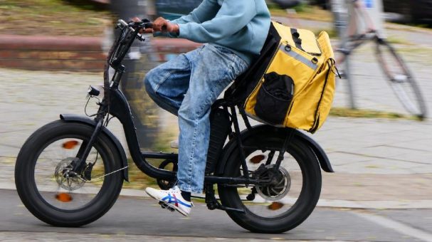 Schlaglöcher, Zeitdruck, Dooring: Risiko-Job Lieferdienst-Fahrer