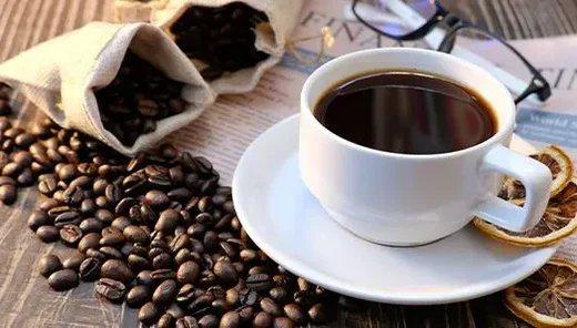 Kaffee, Tee und Zahngesundheit: Welche Auswirkungen Koffein auf Zähne und Zahnfleisch hat und wie du dein Lächeln schützt