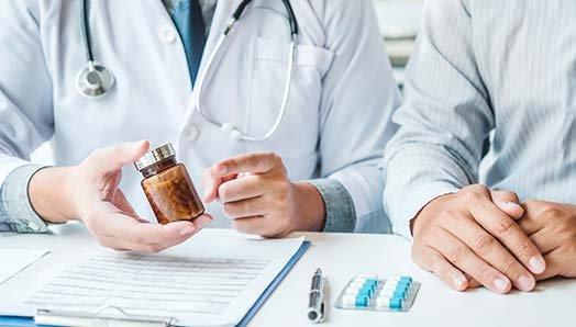 Medikamente und Zahngesundheit: So beeinflussen sie Mundtrockenheit, Zahnfleisch und Kariesrisiko – mit Tipps für eine gesunde Mundpflege