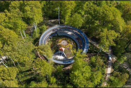 Geh- und Radwegbrücke und der Waldtempel sorgen für beeindruckende Perspektiven auf den Kurpark