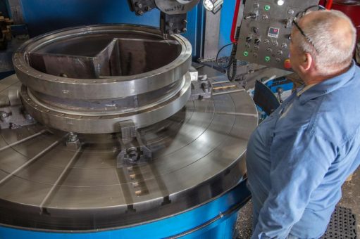 Mehr Durchsatz ohne Risiko: Perry Products stärkt die Fertigung mit einer zweiten KNUTH-Vertikaldrehmaschine