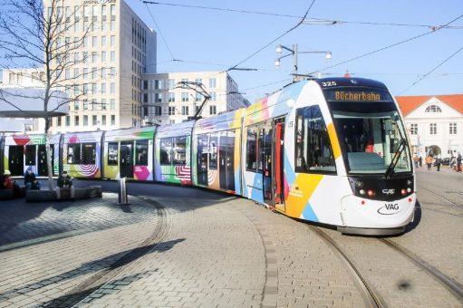 Einsteigen und eintauchen: Stadtbibliothek und VAG feiern Doppeljubiläum mit spezieller Bücherbahn