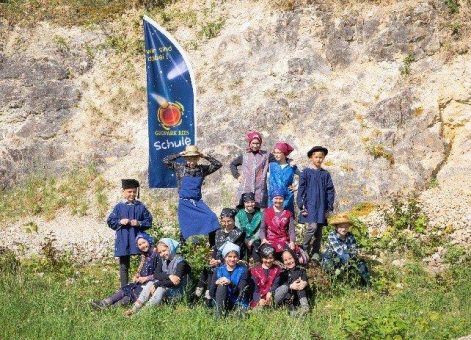Schülerinnen und Schüler machen Rieser Trachten lebendig