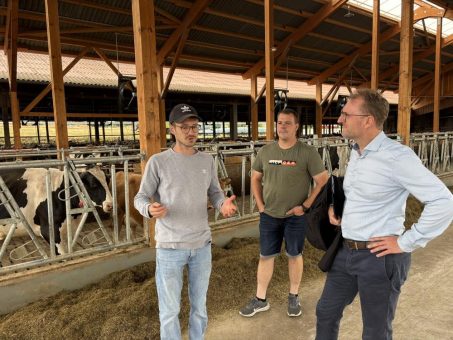 Landrat Dr. Jens Mischak zu Gast auf Milchviehbetrieb in Stumpertenrod