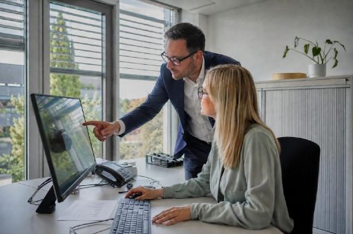 Warum mehr Tageslicht am Fenster nicht automatisch bessere Bildschirmarbeit bedeutet