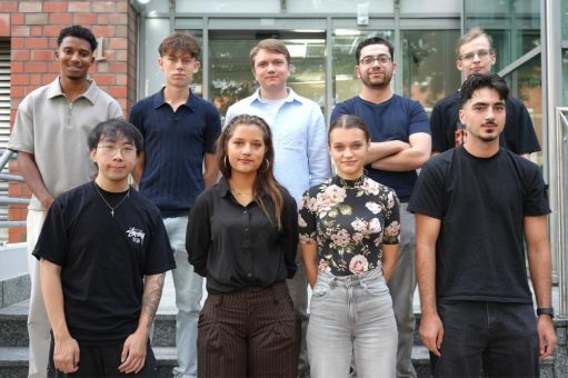 Elmos begrüßt 14 neue Auszubildende und dual Studierende am Standort Dortmund