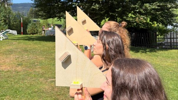 Mit Messtisch und Winkelspiegel: Mathematik außerhalb des Klassenzimmers unterrichten