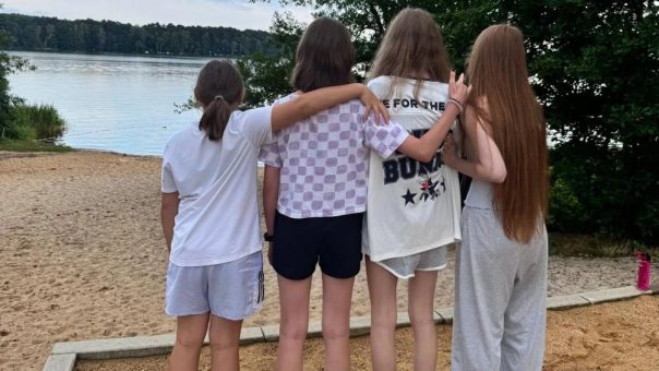 Eine Woche ohne Krieg: 15 Kinder und Jugendliche aus der Ukraine kamen ins KiEZ Hölzerner See
