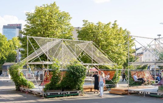 Die Begrünungsinstallation CARLO ist eröffnet.