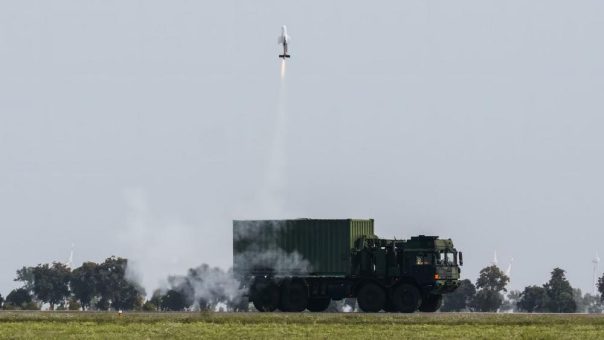 Rheinmetall demonstriert erfolgreich Start des Loitering Munition Systems FV-014 aus Containerized Missile Launcher