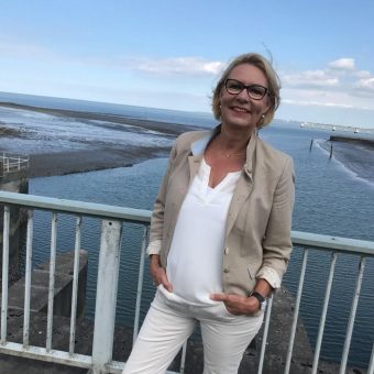 Neuharlingersiel: Krimilesung mit Christiane Franke mit musikalischer Unterstützung
