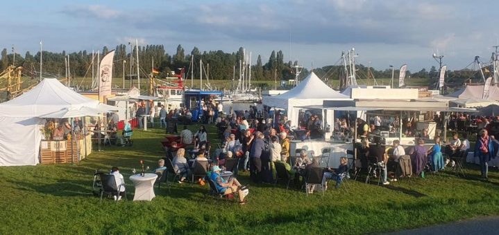 Krummhörn-Greetsiel: 4. Greetsieler Weinfest: Wein, Genuss und maritimes Flair am Hafen