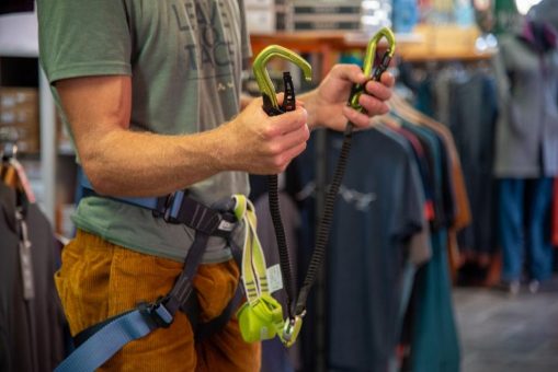 TÜV SÜD: Gut gesichert am Stahlseil – Klettersteigsets richtig auswählen