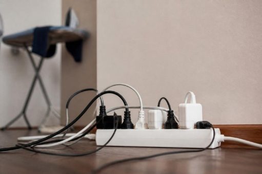 Brandursache Nummer eins ist Elektrizität: 30 Prozent aller untersuchten Gebäudebrände gehen darauf zurück, 22 Prozent auf menschliches Fehlverhalten