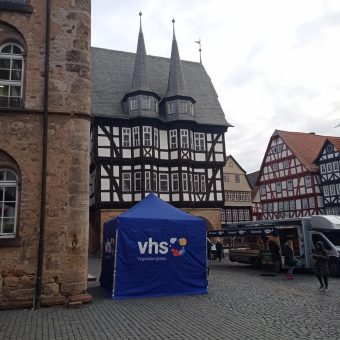 vhs informiert auf dem Wochenmarkt in Alsfeld