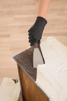 Neue Farbe allein reicht nicht: Alte Möbel für den Anstrich vorbereiten